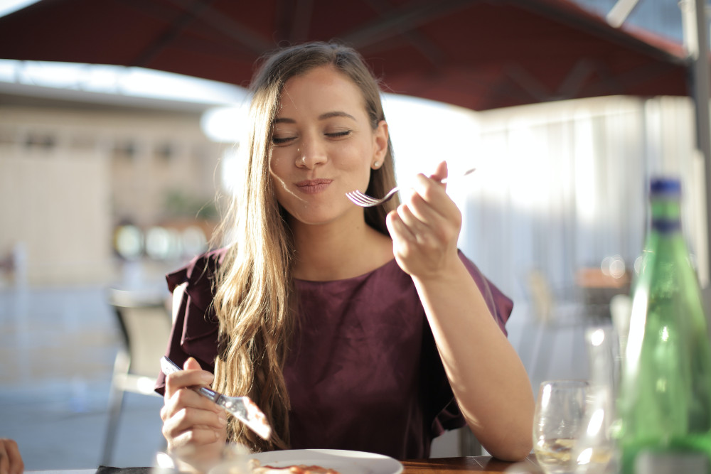 ダイエット食を楽しむ女性