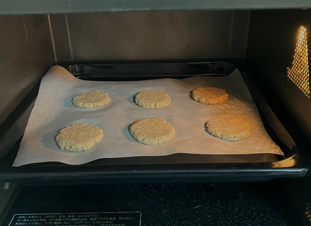 オーブンで焼かれたクッキー