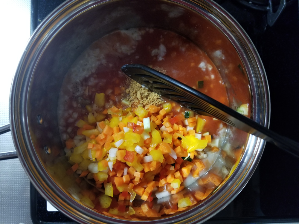 トマトジュースと野菜を煮る