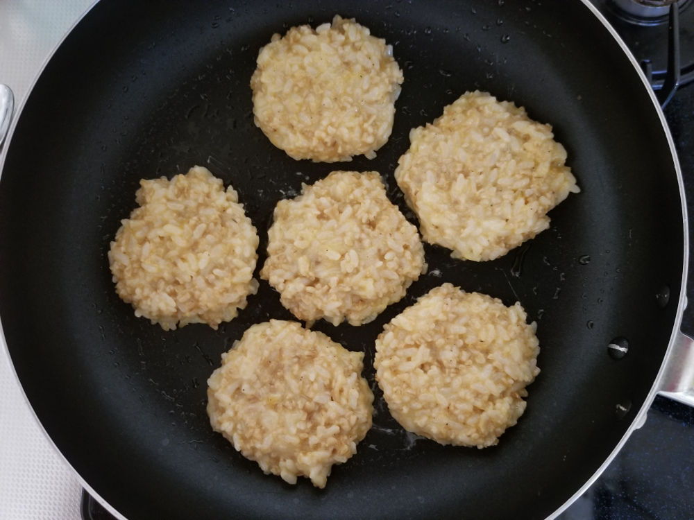 フライパンでスティールカットオーツおやきを焼く