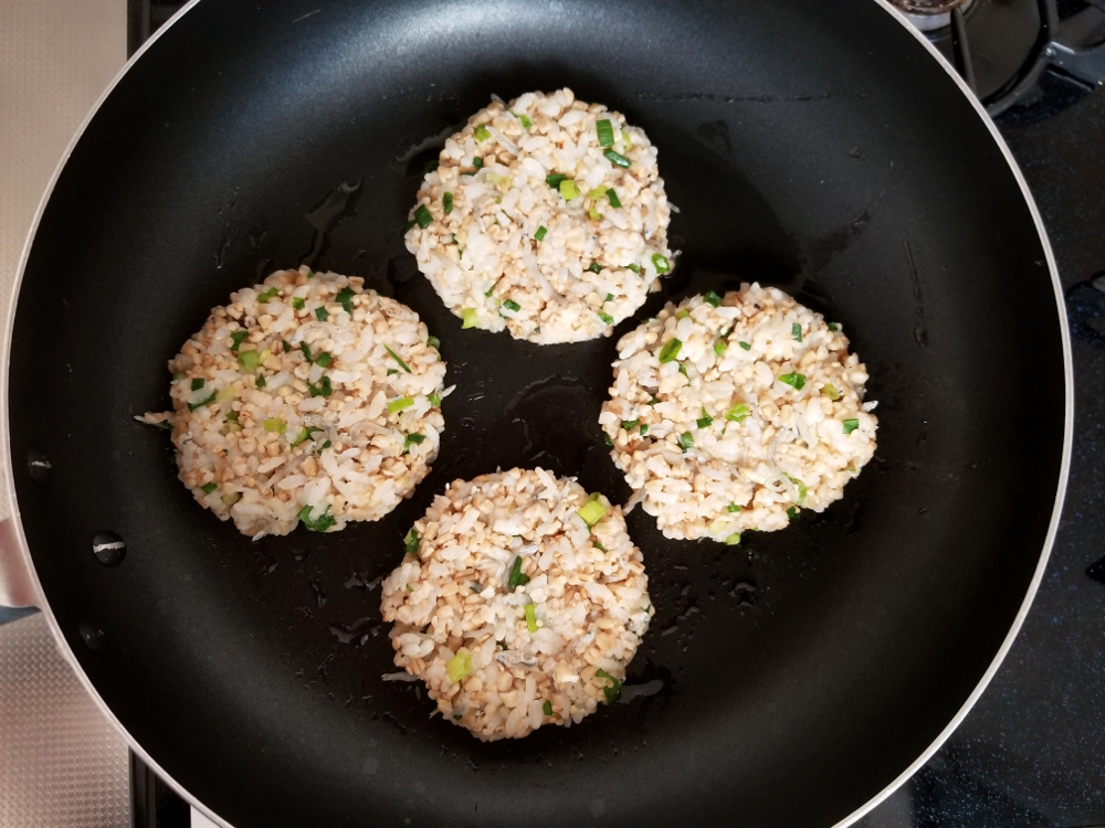 焼かれるスティールカットオーツのじゃこおやきの生地