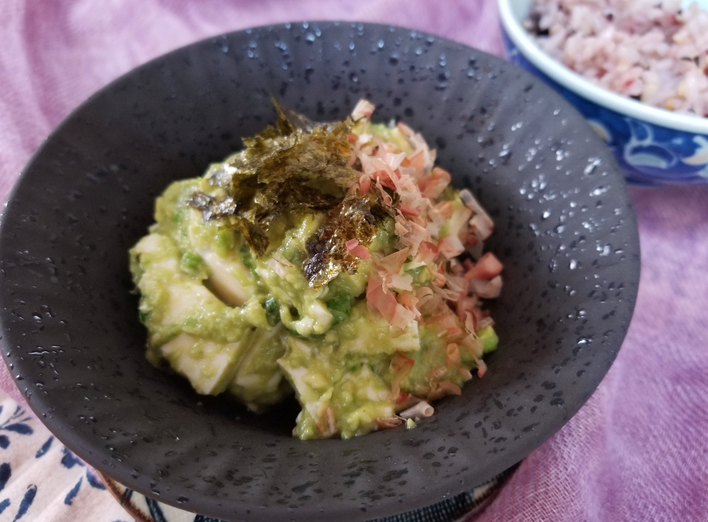 盛り付けられた豆腐と和風アボカドディップ