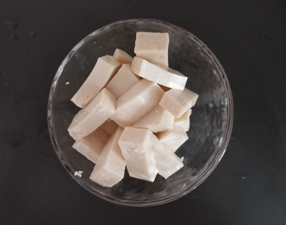 小さく切られた木綿豆腐