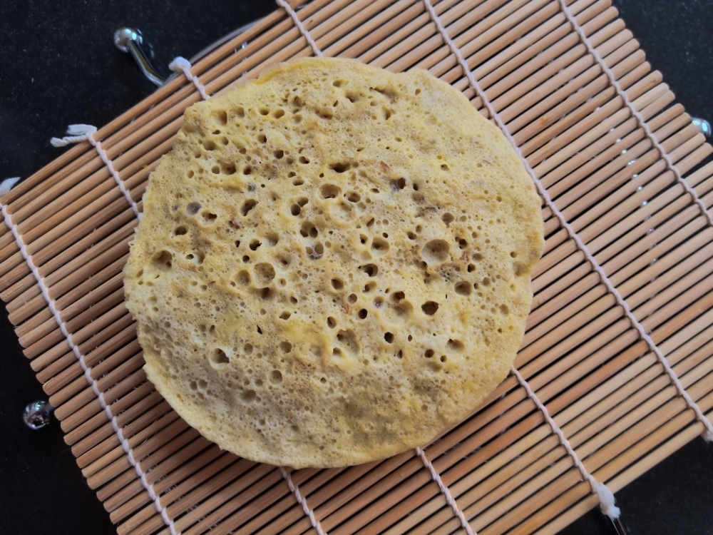 焼き立てのドライデーツのオートミール蒸しパン
