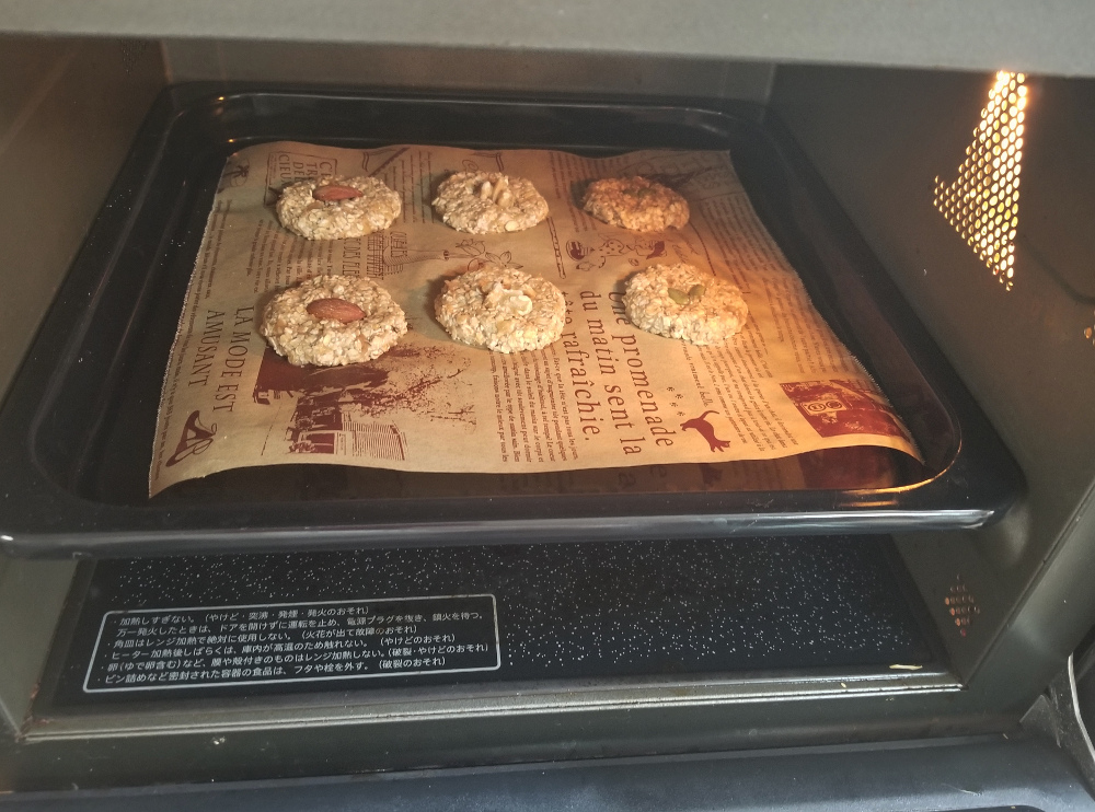 オーブンで焼かれるオートミールのバナナクッキー