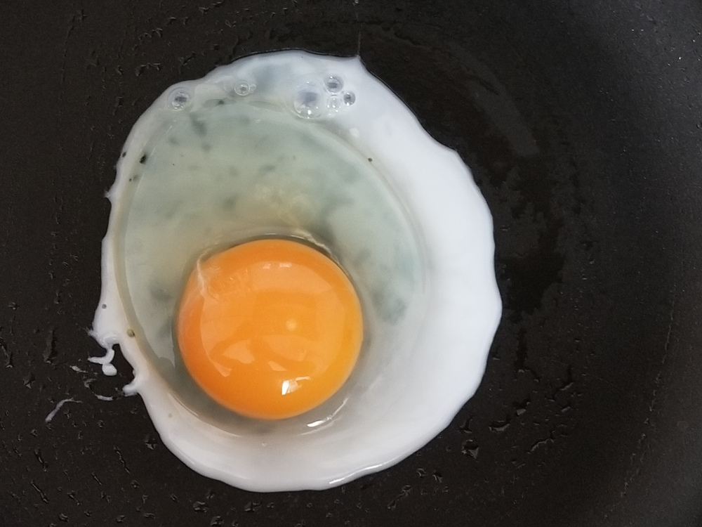 フライパンで焼かれる卵