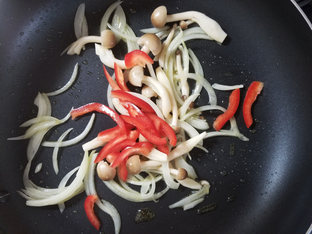 プライパンで炒められた野菜