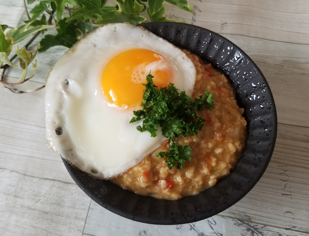 盛り付けられたオートミールカレーリゾット