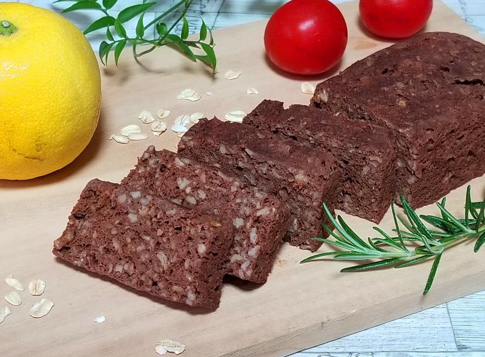 盛り付けられたオートミールチョコケーキ